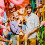 Robin Blase Instagram - Ich liebe mit @claeuschen Quatsch zu machen. In letzter Zeit auch immer mal wieder bei @ausdemkinderzimmer - ein Podcast übers Eltern sein, bei dem ich gelegentlich @isabeau_youtube vertreten darf. Wer uns also mal zusammen erleben will: Link zum Podcast ist in der Bio! #WerbungFürMenschen P.S. Ich weiß auch nicht, was der Kontext von dem Bild ist. Aber es ist bunt und es sind Tiere drauf, also bitte viel liken.