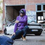 Robin Blase Instagram - Mitabeitah hat es tatsächlich geschafft, dass ihm jemand Geld dafür bezahlt aus der Versenkung zu verschwinden. Der Erfinder von Sellout-Rap ist zurück. Raps für Unternehmen schreiben ist auf jeden Fall whack - und niemand ist whacker als Mitabeitah! Das neue Video zum geheimen Untergrundhandel auf Telegram, bei dem Influencer Instagram Gewinnspiele verticken (mit exklusiven Mitabeitah Auftritt) ist jetzt online - Link in der Bio! 📸 @johannawittig 🔫 Natürlich eine Fake Theaterwaffe für den Filmdreh 😅
