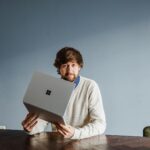 Robin Blase Instagram - #Werbung Ich hab mit meiner vollen Haarpracht letzte Woche noch schöne Stockfotos gemacht. Dieses Mal mit dem #SurfaceLaptopGo den ich von @cyberport bekommen habe. Sehe ich so aus wie der deutsche Topmanager, der ich bin? Als deutscher Topmanager achte ich darauf, dass ich nicht zu viel Geld ausgeben. Für den Friseur, aber auch für Laptops. Und bei #CyberportDE gibt es bis zum 05.04 Rabatt von 15% auf den Surface Laptop Go. Link in der Bio. #erstmalverstehen #SurfaceForUs 📸 @johannawittig