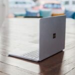 Robin Blase Instagram - #Werbung Ich hab mit meiner vollen Haarpracht letzte Woche noch schöne Stockfotos gemacht. Dieses Mal mit dem #SurfaceLaptopGo den ich von @cyberport bekommen habe. Sehe ich so aus wie der deutsche Topmanager, der ich bin? Als deutscher Topmanager achte ich darauf, dass ich nicht zu viel Geld ausgeben. Für den Friseur, aber auch für Laptops. Und bei #CyberportDE gibt es bis zum 05.04 Rabatt von 15% auf den Surface Laptop Go. Link in der Bio. #erstmalverstehen #SurfaceForUs 📸 @johannawittig