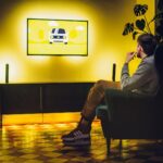 Robin Blase Instagram - #Werbung Als deutscher Top Manager nehme ich nur so Videos ab. Im @richtig__cool Büro rauf auf den Fernseher und dann erstmal die Schnittversion kontrollieren. Dafür hat mir @philipshue extra den neuen Hue Play Gradient Lightstrip und eine HDMI Synchbox geschickt. Damit leuchtet der Fernseher und dank anderen Hue Produkten auch das ganze Büro passend zum Video – und es wirkt alles direkt viel geiler. Das Problem ist nur, dass es bei euch Zuhause dann nicht so aussieht. Kontraproduktiv, wenn man basierend darauf das Video abnimmt… Deswegen mach ich jetzt Werbung für den Hue Play Gradient Lightstrip, dann muss ich bei mir nix ändern, wenn ihr das auch alle nachrüstet. #geinfluenced. Link dazu ist in der Bio. 📸 @johannawittig