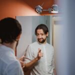 Robin Blase Instagram - Ich muss für den Ernstfall vorbereitet sein. Kommt der nächste Lockdown vor meinem langersehnten Friseur-Termin muss ich meinen Look neu erfinden. #thisismylifenow Stimmt ab in den Kommentaren für meinen neuen Look: 1: Berliner Hipster Robin 2: 90s Boyband Robin 3: Komm in die WhatsApp-Gruppe Robin 4: Emo Robin 5: Creepy Robin, der nix sehen kann #frisurentrends #friseur #haarschnitt #haare #lookoftheday #bitteschneidetmirdiehaareab 📸 @johannawittig Berlin, Germany