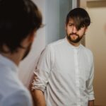 Robin Blase Instagram - Ich muss für den Ernstfall vorbereitet sein. Kommt der nächste Lockdown vor meinem langersehnten Friseur-Termin muss ich meinen Look neu erfinden. #thisismylifenow Stimmt ab in den Kommentaren für meinen neuen Look: 1: Berliner Hipster Robin 2: 90s Boyband Robin 3: Komm in die WhatsApp-Gruppe Robin 4: Emo Robin 5: Creepy Robin, der nix sehen kann #frisurentrends #friseur #haarschnitt #haare #lookoftheday #bitteschneidetmirdiehaareab 📸 @johannawittig Berlin, Germany