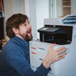 Robin Blase Instagram - Letzte Woche war die erste Woche in DREI MONATEN in der ich normal gearbeitet habe - denn die Kita hatte wieder offen. Hier seht ihr mich glücklich zurück im @richtig__cool Büro - habe bequeme Stühle und höhenverstellbare Tische offensichtlich sehr vermisst im Homeoffice. Hab sogar ein Video für meinen Kanal gedreht - kommt nächste Woche! 😮 Ich habe es sehr genossen, damit ich zumindest etwas geschafft habe, bevor dann nächste Woche der nächste Lockdown angekündigt wird 😷 Immer positiv bleiben und die Momente genießen, in denen man endlich wieder richtig was ausdrucken kann! 📸 @johannawittig