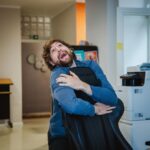 Robin Blase Instagram - Letzte Woche war die erste Woche in DREI MONATEN in der ich normal gearbeitet habe - denn die Kita hatte wieder offen. Hier seht ihr mich glücklich zurück im @richtig__cool Büro - habe bequeme Stühle und höhenverstellbare Tische offensichtlich sehr vermisst im Homeoffice. Hab sogar ein Video für meinen Kanal gedreht - kommt nächste Woche! 😮 Ich habe es sehr genossen, damit ich zumindest etwas geschafft habe, bevor dann nächste Woche der nächste Lockdown angekündigt wird 😷 Immer positiv bleiben und die Momente genießen, in denen man endlich wieder richtig was ausdrucken kann! 📸 @johannawittig