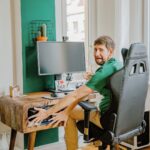 Robin Blase Instagram - Ich will euch meine Wohnung zeigen. In meinen Videos sieht man die nämlich manchmal, manchmal aber auch unser Studio, manchmal gemietete Locations. Das hat ein paar Leute verwirrt, die denken ich würde in der größten Wohnung der Welt leben 😅. Deswegen: Das hier ist das Wohn- und Arbeitszimmer. Die restlichen Zimmer folgen! Interior Design Tipps bitte in die Kommentare :D Und bitte Chaos in meinem Schreibtisch ignorieren… 📸 @johannawittig