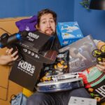 Robin Blase Instagram - Werbung - Habt ihr schon das neue Video gesehen, wo ich WIEDER ein Jahr ALLE Placements angenommen habe? Da sind wieder ne Menge verrückte Produkte bei mir angenommen. Sollten welche von euch die kaufen wollen werden statistisch gesehen 1 von 5 das auf Raten tun. Deswegen haben ich bei dem Video wieder mit @anyfin.de gearbeitet. 47% aller Deutschen haben schon mal Ratenzahlung beim Onlinekauf genutzt - und sind in vielen Fällen Opfer von zu hohen Zinsen geworden. Den ein Ratenkauf ist ein Kredit. Anyfin will Menschen helfen schneller schuldenfrei zu werden. Anyfin ist eine Finanzapp, die checkt, ob eure Bedingungen vom Ratenkauf fair sind. Wenn nicht, senken sie eure Zinsen für bereits vorhandene Ratenkäufe und eliminiert alle Gebühren für dich! Lade dir die Anyfin App runter (Link in der Bio) und stell einfach eine unverbindliche und kostenlose Anfrage. Wie genau das funktioniert zeig ich auch noch mal im YouTube Video. Wenn du das Angebot annehmen wisst, kriegst du mit dem Code RobBubble 20 Euro Abzug!