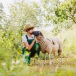 Robin Blase Instagram - #Werbung Weil Tierfotos auf meinem Instagram Account so gut ankommen, habe ich dieses Profi-Filmschaf gemietet. Es war schon mal in einem Werbespot für IKEA - voll fame, das Schaf. Deswegen hat es 640€ für einen Tag gekostet. Finanziell vermutlich eher eine unkluge Entscheidung (es sei denn ihr liked es jetzt ganz viel). Leider bin ich nicht der einzige, der manchmal bessere finanzielle Entscheidungen treffen könnte (beste Überleitung zu Werbung von einem Tierfoto ever!). Viele tappen in die Falle beim Online-Shopping, dass sie mit Ratenzahlungen massiv zu hohe Zinsen haben. Jeder 10. in Deutschland ist nicht in der Lage seine Schulden zu bezahlen. @anyfin.de hilft dabei, viel zu teure Ratenzahlungen und Kreditkartengebühren wieder los zu werden. Dafür einfach die aktuellen Rechnung bei Anyfin in die App oder auf der Website hochladen und in wenigen Stunden eine Antwort bekommen, ob Anyfin dir ein inviduelles Angebot machen kann, wie sie deine Gebühren und Zinsen senken können. Du kriegst nur ein Angebot, wenn sie wirklich die Kosten senken können. Link dazu in der Bio - mit dem Code ROB20 20€ extra Gutschrift bekommen. #anyfin #zinszalabim #übergeldsprichtman 📸 @johannawittig