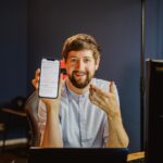 Robin Blase Instagram - Auf diesem Handy-Screen sieht man meine YouTube Einnahmen - wer sie sehen will, guckt das Video! In den letzten Monaten sind ein paar meiner Videos viral gegangen. Zahlreiche Reaction YouTuber haben darauf reagiert. Ich hab mal nachgerechnet, wie viele Views sie damit generiert haben. Spoiler: Teilweise mehr als doppelt so viel, als ich. Und vermutlich ein vielfaches an einnahmen, ohne einen Bruchteil der Kosten. Gibt es einen Kompromiss, wie wir das fairer gestalten können? Link zu meinem neuen Video dazu in der Bio. #finanzen #einnahmen #geld 📸 @johannawittig