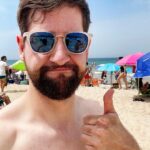 Robin Blase Instagram - Werbung – Die Highlights aus dem Urlaub. Wir waren in Lissabon und Barcelona, es war wunderschön ❤️. Es gab Strand, es gab vegane Pastel de Nata, es gab Drinks aus einer Ananas, es gab Eis, Kokosnuss, es gab Selfies mit Schildkröten, und es gab mich immer mit dem Rucksack vor der Brust, damit ich nicht beklaut werde. Immer auf Reisen mit dabei: Die @sparkasse Kreditkarte Gold. Ich fühle mich da sicherer mit dem Reiseversicherungspaket, dem Reisenotfall-Service, dem Bargeld-Notfallservice und und und. Eine meiner größten Sorgen ist, in einem fremden Land ohne irgendwas dazustehen – weil ich auch Leute kennen, denen genau das passiert ist. Fun Fact: Man kann wohl in der Botschaft keinen Ersatzausweis kriegen, ohne rund 20€ dabei zu haben 😃 – ist Geld und Ausweis weg, wird’s schwieriger. Also Kreditkarte Gold & der Rucksacktrick und dann fühl ich mich sicher 😃 #kreditkartegold #Sparkasse #banking #sicherreisen