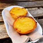 Robin Blase Instagram - Werbung – Die Highlights aus dem Urlaub. Wir waren in Lissabon und Barcelona, es war wunderschön ❤️. Es gab Strand, es gab vegane Pastel de Nata, es gab Drinks aus einer Ananas, es gab Eis, Kokosnuss, es gab Selfies mit Schildkröten, und es gab mich immer mit dem Rucksack vor der Brust, damit ich nicht beklaut werde. Immer auf Reisen mit dabei: Die @sparkasse Kreditkarte Gold. Ich fühle mich da sicherer mit dem Reiseversicherungspaket, dem Reisenotfall-Service, dem Bargeld-Notfallservice und und und. Eine meiner größten Sorgen ist, in einem fremden Land ohne irgendwas dazustehen – weil ich auch Leute kennen, denen genau das passiert ist. Fun Fact: Man kann wohl in der Botschaft keinen Ersatzausweis kriegen, ohne rund 20€ dabei zu haben 😃 – ist Geld und Ausweis weg, wird’s schwieriger. Also Kreditkarte Gold & der Rucksacktrick und dann fühl ich mich sicher 😃 #kreditkartegold #Sparkasse #banking #sicherreisen