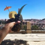 Robin Blase Instagram - Werbung – Die Highlights aus dem Urlaub. Wir waren in Lissabon und Barcelona, es war wunderschön ❤️. Es gab Strand, es gab vegane Pastel de Nata, es gab Drinks aus einer Ananas, es gab Eis, Kokosnuss, es gab Selfies mit Schildkröten, und es gab mich immer mit dem Rucksack vor der Brust, damit ich nicht beklaut werde. Immer auf Reisen mit dabei: Die @sparkasse Kreditkarte Gold. Ich fühle mich da sicherer mit dem Reiseversicherungspaket, dem Reisenotfall-Service, dem Bargeld-Notfallservice und und und. Eine meiner größten Sorgen ist, in einem fremden Land ohne irgendwas dazustehen – weil ich auch Leute kennen, denen genau das passiert ist. Fun Fact: Man kann wohl in der Botschaft keinen Ersatzausweis kriegen, ohne rund 20€ dabei zu haben 😃 – ist Geld und Ausweis weg, wird’s schwieriger. Also Kreditkarte Gold & der Rucksacktrick und dann fühl ich mich sicher 😃 #kreditkartegold #Sparkasse #banking #sicherreisen
