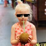 Robin Blase Instagram - Werbung – Die Highlights aus dem Urlaub. Wir waren in Lissabon und Barcelona, es war wunderschön ❤️. Es gab Strand, es gab vegane Pastel de Nata, es gab Drinks aus einer Ananas, es gab Eis, Kokosnuss, es gab Selfies mit Schildkröten, und es gab mich immer mit dem Rucksack vor der Brust, damit ich nicht beklaut werde. Immer auf Reisen mit dabei: Die @sparkasse Kreditkarte Gold. Ich fühle mich da sicherer mit dem Reiseversicherungspaket, dem Reisenotfall-Service, dem Bargeld-Notfallservice und und und. Eine meiner größten Sorgen ist, in einem fremden Land ohne irgendwas dazustehen – weil ich auch Leute kennen, denen genau das passiert ist. Fun Fact: Man kann wohl in der Botschaft keinen Ersatzausweis kriegen, ohne rund 20€ dabei zu haben 😃 – ist Geld und Ausweis weg, wird’s schwieriger. Also Kreditkarte Gold & der Rucksacktrick und dann fühl ich mich sicher 😃 #kreditkartegold #Sparkasse #banking #sicherreisen