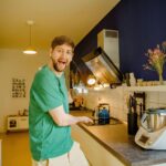 Robin Blase Instagram - Die Küche! Ich zeig euch gerade meine Wohnung - Schlafzimmer & Wohnzimmer sind schon online. Der Thermomix besiegelt die absolute Spießigkeit, die diese Fotoserie outet. 📸 @johannawittig #interiordesign #kücheninspiration #wohnungseinrichtung