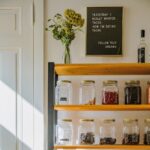 Robin Blase Instagram - Die Küche! Ich zeig euch gerade meine Wohnung - Schlafzimmer & Wohnzimmer sind schon online. Der Thermomix besiegelt die absolute Spießigkeit, die diese Fotoserie outet. 📸 @johannawittig #interiordesign #kücheninspiration #wohnungseinrichtung