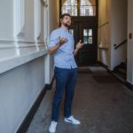 Robin Blase Instagram - #Werbung – Bild 1: Lass mal ein Werbe-Fotoshooting für die Kopfhörer machen während ich ein wichtiges Telefonat habe. Bild 2: Wieso sehe ich dabei so aus als wäre ich ein Start-Up-Bro der gerade erklärt wieso sein NFT das Metaverse revolutionieren wird? Naja, immer war das Telefonat gut, weil die EAH-AZ60 True Wireless In-Ear Kopfhörer von @technics_global ne super Sprachqualität haben 👍 #technics #panasonic #panasonicdeutschland #az60 @panasonic_de