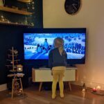 Robin Blase Instagram - #Werbung Bild 1: Ich, wenn @panasonic_de mir einen neuen Fernseher schickt. Bild 2: Meine Tochter, wenn die Pinguine aus Happy Feet plötzlich zu echt aussehen. Ich hatte noch nie einen OLED-Fernseher – nutze den #jzw984 von #panasonic jetzt rund eine Woche und muss sagen: Wäre ich kein unverschämter Influencer, der sowas einfach so bekommt, dafür dass er euch davon auf Instagram erzählt: Ich würde mir den kaufen. Vielleicht denkt ihr: Klar, einem geschenkten TV schaut man nicht in den HDMI Port – aber ich bin sehr happy und wenn ihr auf der Suche nach einem neuen Fernseher seid, guckt euch den mal an. Die #OLED Bildqualität ist mega, der hat einen 4k 120HZ Modus für Gaming mit HDMI 2.1 und AMD FreeSynch sogar, die Smart-TV Features sind super. #panasonicdeutschland #seeitallfeelitall