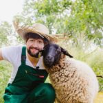 Robin Blase Instagram - #Werbung Weil Tierfotos auf meinem Instagram Account so gut ankommen, habe ich dieses Profi-Filmschaf gemietet. Es war schon mal in einem Werbespot für IKEA - voll fame, das Schaf. Deswegen hat es 640€ für einen Tag gekostet. Finanziell vermutlich eher eine unkluge Entscheidung (es sei denn ihr liked es jetzt ganz viel). Leider bin ich nicht der einzige, der manchmal bessere finanzielle Entscheidungen treffen könnte (beste Überleitung zu Werbung von einem Tierfoto ever!). Viele tappen in die Falle beim Online-Shopping, dass sie mit Ratenzahlungen massiv zu hohe Zinsen haben. Jeder 10. in Deutschland ist nicht in der Lage seine Schulden zu bezahlen. @anyfin.de hilft dabei, viel zu teure Ratenzahlungen und Kreditkartengebühren wieder los zu werden. Dafür einfach die aktuellen Rechnung bei Anyfin in die App oder auf der Website hochladen und in wenigen Stunden eine Antwort bekommen, ob Anyfin dir ein inviduelles Angebot machen kann, wie sie deine Gebühren und Zinsen senken können. Du kriegst nur ein Angebot, wenn sie wirklich die Kosten senken können. Link dazu in der Bio - mit dem Code ROB20 20€ extra Gutschrift bekommen. #anyfin #zinszalabim #übergeldsprichtman 📸 @johannawittig
