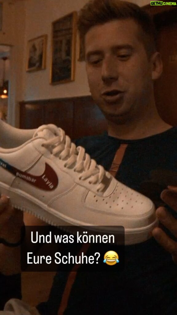 Robin Leutner Instagram - Fragen kannst du @maximilianj_ 😂 Danke nochmal an @edykspaint ❤🙏 #nike #schuhe #djrobin #layla #bumsbar #rapunzel