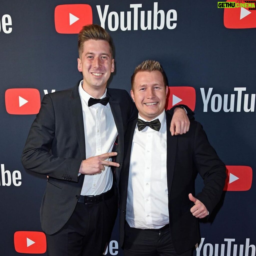 Robin Leutner Instagram - Danke @youtubemusic für die Einladung zum YouTube Music Award Dinner im @grill_royal 🙏 3 mal Nominiert gewesen für: den Besten Song, Beste Songwriter und Beste Producer🙏 Es ist und bleibt völlig surreal was wir mit euch erleben dürfen 🥹 Danke ❤ #djrobin #schürze #layla #bumsbar #youtube #youtubemusic #award #berlin #grillroyal #party #dankbar #mallorca #friends #summerfieldbooking #summerfieldfamily GRILL ROYAL