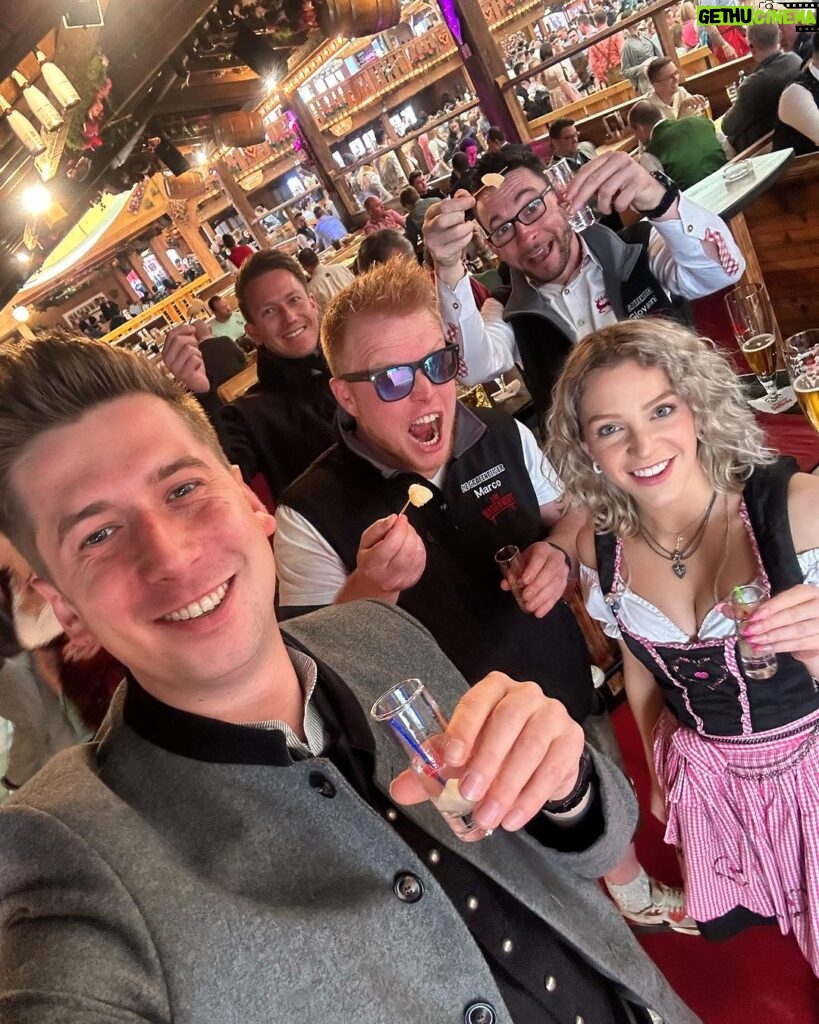 Robin Leutner Instagram - Heute in 3 Wochen ist’s wieder soweit! 😍🙏 Lang genug aufs Cannstatter Volksfest gewartet 🤪 Ich freu mich wieder auf 8-20 Willi und @stuttgarter.hofbraeu mit euch😍🙏 #wasen #wasenwirt #cannstattervolksfest #grafenberger #party #stuttgart