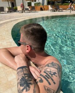 Robin Leutner Instagram - Happy Mittwoch euch allen! 🎉🙏 Danke @leshuuk für dein Shooting mit mir 😂 Wir sehen uns morgen wieder im @oberbayern_mallorca 🙏 #djrobin #pool #mallorca #sun #layla #bumsbar