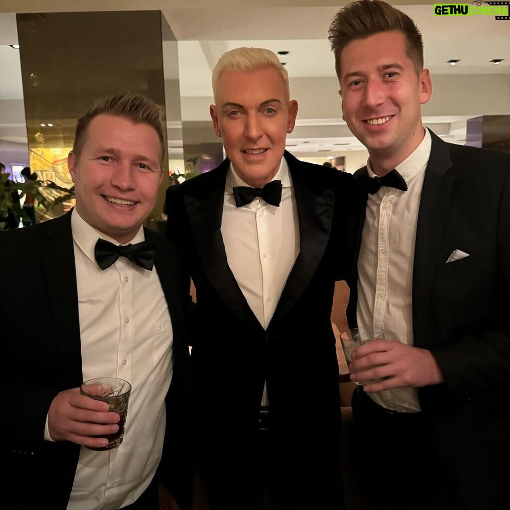 Robin Leutner Instagram - Danke @youtubemusic für die Einladung zum YouTube Music Award Dinner im @grill_royal 🙏 3 mal Nominiert gewesen für: den Besten Song, Beste Songwriter und Beste Producer🙏 Es ist und bleibt völlig surreal was wir mit euch erleben dürfen 🥹 Danke ❤ #djrobin #schürze #layla #bumsbar #youtube #youtubemusic #award #berlin #grillroyal #party #dankbar #mallorca #friends #summerfieldbooking #summerfieldfamily GRILL ROYAL