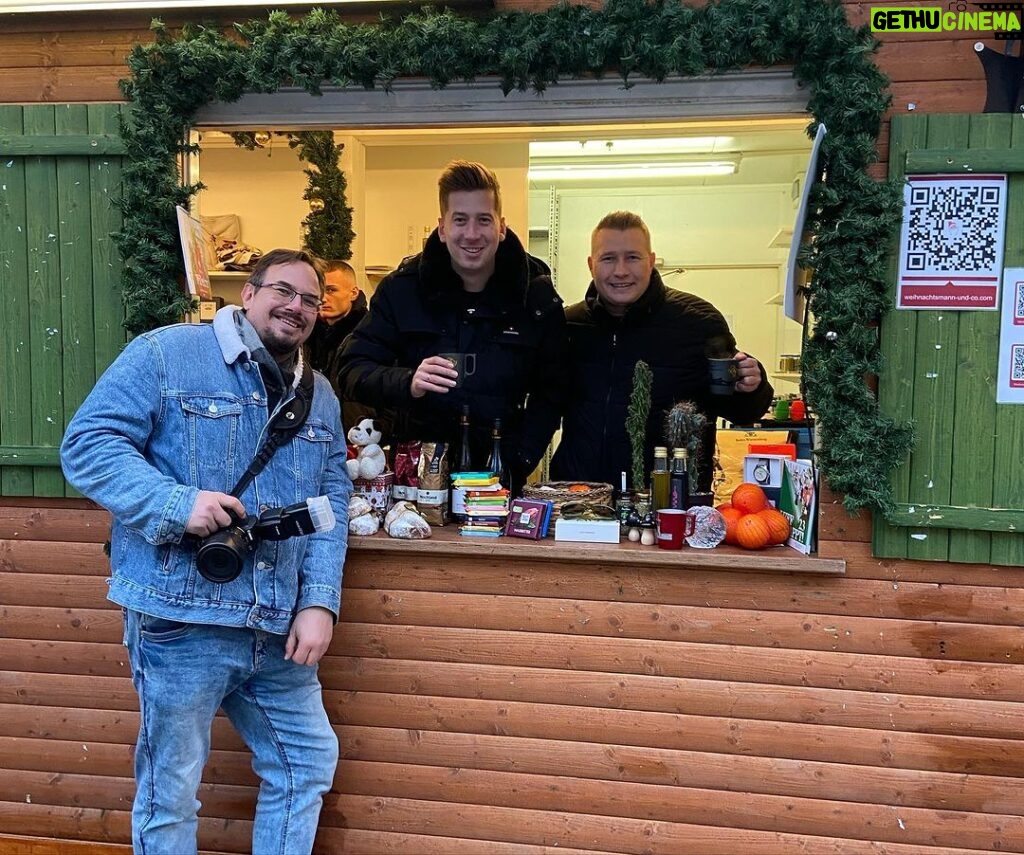 Robin Leutner Instagram - Unsere Hospiz-Unterstützer @djrobin1996 und @schuerze_music waren am Montag im Einsatz für unser @kinderhospizstuttgart am Stand von @weihnachtsmann.co.stgt auf dem @stuttgarterweihnachtsmarkt 🌲🎼⭐ Ihr seid der Hammer und auf Euch ist immer Verlass! Ein dickes DANKE für Euren wertvollen Support❤🫶🏼❤ #kinderhospizstuttgart #begleiten #biszuletzt #zusammenhelfen #djrobin #schürze #layla #chartspitze #weihnachtsmannundco #stuttgarterweihnachtsmarkt Weihnachtsmarkt Stuttgart