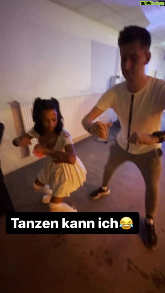 Robin Leutner Instagram - Sie sagte: Tanz mir nach😂 Gut geschlagen oder? 😅 #djrobin #malinbrown #party #tanzen #tanz #halloween #mallorca #feiern #summerfieldfamily