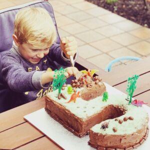 Rodger Corser Instagram - Our little guy is 5 and our love for him is as big as a dinosaur !!!!!! Well done Mum  and the old #womansweekly #birthdaycakebook 
🦖🦕🦖🦕🦖🦕🦖
Posted @withregram • @renae.berry Seriously our universe has been flooded by this kid’s love and effervescence for the last 5 years. Everyday is “the best day” in Dusty’s words and as he always says to us “you make me happy” 😁 Happy birthday to our darling baby, we love you infinity and beyond 💙