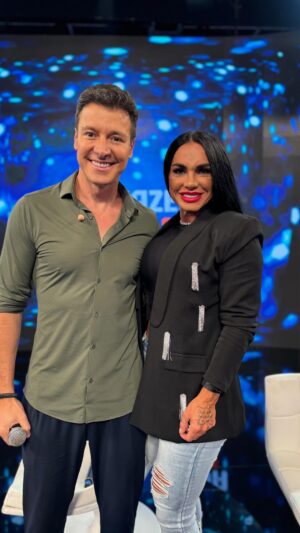 Rodrigo Faro Instagram - Domingo tem @simioniofc no @horadofaro! 🤣