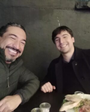 Rodrigo González Instagram - Adiós 2022. Año en que reí y lloré. Año en que volví al teatro, al cine y seguí con el stand up. Me fue bien. No lo puedo negar. Y por eso le agradezco a la vida el poder vivir de mi oficio. Les deseo un 2023 lleno de luz, y fuerza cuando las cosas se tornen difíciles. Sabiduría y paz si hay quiebres, partidas. Bendiciones para las y los que nacerán. Fuerza a quienes llorarán a sus seres queridos. Les deseo y un lindo 2023, que como la vida. Nos someterá a retos, pero por sobre todo, y no lo olviden. Nos ofrecerá nuevas oportunidades. Todos los días sale el sol. 
Gracias @carorickenberg @cotur._.nix @tomasgonzalez1 @susana.browne @ximena.nogueira #santi, #simon, familia y amigos y amigas