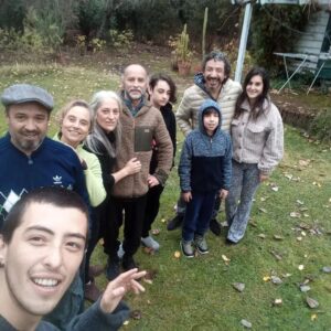 Rodrigo González Instagram - Después de más de 30 años, reencuentro con mis compañeros de @teatroimagen ensayando la obra "travesía" después de más de 10 años volveré a actuar en una obra. @susana.browne @ximena.nogueira #alan #rodrigo y acompañados de Felipe y Santi, pato y @carorickenberg ❤️❤️ 
Buena jornada en #parral