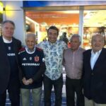 Rodrigo González Instagram - Recuerdo que me invitaron al lanzamiento de la nueva camiseta de la U. Y lleno de emoción no dudé en ir. Ya en el lugar me sentí como un niño, feliz, emocionado, nervioso. Me paseaba solo... Soy muy tímido en los eventos sociales. Por un lado estaba jean conversando, por otro @samuraiazul y muchos otros ídolos. Pero yo quería ver a los históricos del león. Porque ellos eran de los cuales me hablaba mi padre cuando nos llevaba al estadio, allá en los años 70. Si, estoy viejo. En un sector de la bencinera Petrobras, donde fue el lanzamiento, estaban ellos, Alberto Quintano, el tanque campos, Sergio Navarroo y don Leonel. No sabía cómo acercarme a ellos. Me di muchas vueltas. Me tomé una copa de vino y fui, caradura, me acerque a Don Leonel y le dije, muy nervioso, que lo admiraba mucho, pensé que solo iba a sonreír y nada más. Sin embargo me ve, sonríe. Guarda un segundo de silencio, y me responde. "Me.rei mucho con usted en el festival" y yo reí también, nervioso por dentro... "Me vio, me vio" pensaba yo. Mis amigos futbolistas saben de mi pasión por fútbol. Y de mi respeto para ellos sin importar el color de su camiseta. Ya sea el Toby, el.coca, el mono, Mark, paredes y tantos otros. Luego le pedí con mucho respeto al grupo que componían, si podíamos sacarnos una foto. Y los cuatro accedieron. Esa es la foto. Fue la única vez que pude ver a don Leonel en persona. Fue la única vez que oi la voz del único jugador que hizo justicia divina. Hoy subo está foto del recuerdo porque lamento su partida, porque se su historia, la leí, la vi en los archivos y la escuché en relatos de mi querido padre que hoy no está, y quién me hizo hincha de la U. Que su viaje a la eternidad sea pleno don Leonel. Acá en la tierra lo recordaremos siempre los hinchas de la U, y espero que todos los hinchas del fútbol. Se va un grande del fútbol nacional. Pero nos queda el recuerdo de todo lo que dio al club más bonito del mundo. La.gloriosa Universidad de Chile.