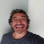 Rodrigo González Instagram - Nos vemos en valpooooo! En @terraza.lamar.restaurant con aforo muy limitado! Show exclusivo. Reservas al +569 7622 8161 @carorickenberg Sin pase de movilidad. La mejor vista, ricos tragos. Picoteos y un show larga duración para todos y todas!!!! #valpo #valparaisochile #humor #standupcomedy