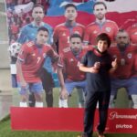 Rodrigo González Instagram - Vamos chile carajo!!! Con toda la fe a los cabros! Corazón es lo que sobra #generaciondorada @kingarturo23oficial @alexis_officia1 @claudiobravo1 @charles.20aranguiz y todos los crac!!!! Ahí el Santi con sus ídolos!