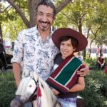 Rodrigo González Instagram - Con mi Santi visitamos a su hermano, #simon, que trabaja en la CC. Orgulloso de lo que está haciendo! De paso su foto en el caballito. Una tradición que desaparece... #santiagodechile #hijos #cascohistorico