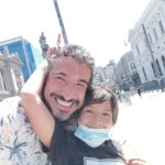 Rodrigo González Instagram - Con mi Santi visitamos a su hermano, #simon, que trabaja en la CC. Orgulloso de lo que está haciendo! De paso su foto en el caballito. Una tradición que desaparece... #santiagodechile #hijos #cascohistorico