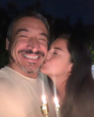 Rodrigo González Instagram - Un año mas! Agradecido de la vida. De todo lo bueno y tambien de lo malo. Con el alma llena. Gracias vida por todos los dones y gracias a todas y todos ustedes por hacerme feliz, y a quienes me critican tambien les doy las gracias. Pura vida a todxs!
Gracias @carorickenberg por tu amor! Me haces ser mejor cada dia! Te adoro amor mio.