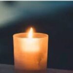 Rodrigo González Instagram - Mi amado padre murió el año 2010. El 8 de Marzo. Fue un proceso triste, duro, fuerte. Lo acompañé hasta su última exhalación. Murió en mis brazos. 12 años después, este año, este aciago 2022, murieron todos sus hermanos, mi tía Sarita, mi tía Yolita y el sábado mi tío Néstor. El mayor de los 4. Camino al entierro le pregunté a uno de mis primos, Iván, como estaba, y me dijo... Cansado, cansado de tanta muerte. Y yo compartí ese sentimiento. Se fue mi Tío y mis 2 tías en un lapso de 3 meses. Y los lloro. Mi familia no es muy numerosa. Por lo que cada pérdida es terrible. Mi familia paterna piensa distinto a mi en el plano político, y muchas veces no compartí muchas de sus opiniones. Pero siempre hubo amor detrás. Hay amor porque somos familia. Chile, es un país pequeño, hermoso y majestuoso. Donde convivimos seres humanos diversos. Mas. No ajenos. Tengo pena, mucha pena. Pero también tengo en mi alma el olor del abrazo de mi hermano y de mis primos. Podemos tener muchas diferencias. Pero jamás voy a dejar de amar a mi familia. Y jamás voy a dejar de amar a Chile. Nunca voy a dejar de pensar, que si nos detenemos un momento, sentiremos que son más las cosas que nos unen, que las que nos separan. Querido Tío Néstor, querida tía Yolita, querida tía Sarita. Abracen a mi padre y díganle que lo amo y lo recuerdo siempre. Quedamos nosotros, sus hijos, para seguir construyendo una familia, a pesar de nuestras diferencias.