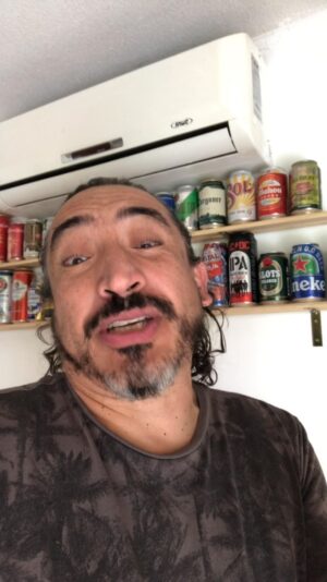 Rodrigo González Instagram - Están todas tapadas ziiiiii, pa que no digan que soy borracho, borrachito!!
 Tienes latas antiguas o nuevas exclusivas?
Escríbeme a ver si hacemos negocio.
No las voy a utilizar en caso de emergencia ziiii.