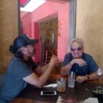Rodrigo González Instagram - Ayer almorcé con un hombre al que admiro mucho y estimo demasiado! @cocolegrandoficial Para un proyecto literario que ojalá vea la luz el 2023. La historia del stand up en chile. Iré subiendo más fotitos del desarrollo del libro. Con grandes entrevistados que narraran sus motivaciones para hacer stand up #libro #historia #humor