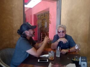Rodrigo González Instagram - Ayer almorcé con un hombre al que admiro mucho y estimo demasiado! @cocolegrandoficial 
Para un proyecto literario que ojalá vea la luz el 2023. La historia del stand up en chile. Iré subiendo más fotitos del desarrollo del libro. Con grandes entrevistados que narraran sus motivaciones para hacer stand up
#libro #historia #humor