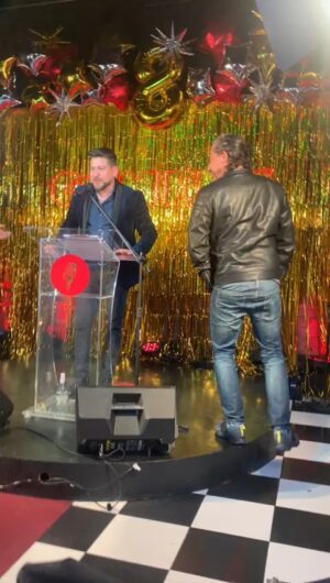 Rodrigo González Instagram - Muchas gracias @comedy_restobar por el reconocimiento, muchas gracias por los aplausos colegas, felicitaciones a las ganadoras y ganadores, gracias a las más de 27 mil personas que votaron por ellas y ellos. Lo que hace 8 años comenzó como un sueño, con la idea de tener un sustento para cuando no hubiera pega, hoy es el restaurant más importante de Chile y uno de los más renombrados en Sudamérica. y es chileno. Único y especial. Con dolor dejé de ser parte del @comedy_restobar el año 2017, para dedicarme a mi carrera, y a mi familia. El trabajo de mantener un restaurante es agotador, como lo saben muchas y muchos amigos dueños y dueñas de un bar o restaurante. El comedy quedó en las mejores manos, de mi amigo del alma, @felipecollibara quien lo llevó al lugar que hoy ocupa dentro de la escena nacional del stand up. Larga vida al comedy, y larga y hermosa carrera a todas y todos los que han estado en ese maravilloso escenario. Gracias! 
#comedyawards #comedy #gratitud