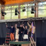 Rodrigo González Instagram - Primera función acá en la Araucanía! Para alumnos y alumnas de 4to a 8tvo basico. Muchxs de ellxs nunca habían visto teatro. Feliz de actuar para ellos. @ximena.nogueira @jomijomihomi @susana.browne @nsh0ck #teatro #liceos
