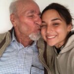 Rona Özkan Instagram - #dedem ❤️ weil diese Nähe & Besuche aktuell nicht möglich sind, ruft eure Liebsten an, lest ihnen etwas vor oder werdet anderweitig aktiv/kreativ 🙏🏼 #callyourgrandparents Viele können durch die aktuelle Situation nicht mal kurz an die frische Luft oder einkaufen und sind komplett isoliert von ihren Liebsten. Vor allem jetzt sollten wir für sie da sein, so wie sie immer für uns. #wirbleibenzuhause