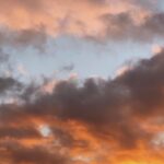 Rona Özkan Instagram - Wundervolle Welt 💔 So lange es die Menschen gibt, die sich mit Respekt begegnen auf einer liebevollen Ebene, die sich gegenseitig helfen wieder aufzustehen, die Hand reichen und einfach zuhören, wirklich hinhören. Ohne Vorurteile und auf Augenhöhe. Mitgefühl zeigen und das Leben anderer genauso wertschätzen wie das eigene. Egal woher man kommt, wen man liebt, woran man glaubt oder wie man aussieht. Ängste und Sorgen teilen. Sich trauen festgefahrene Denkmuster zu durchbrechen, die Grenzen im Kopf auszuradieren um den eigenen Horizont zu erweitern. Die ihre Stimme nutzen, sich einsetzen und etwas verbessern wollen. Jeder für sich und alle gemeinsam. So lange habe ich Hoffnung. Sankt Pauli, Hamburg, Germany