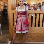 Rona Özkan Instagram - I wünsch oich a schöns wochenend mitanand 🍻 Yesterday at #madlwiesn 💃🏽 Vielen Dank an @hell.karrer @instylegermany für diesen schönen Tag und auch an @ludwigtherese & @aignermunich für das hübsche Dirndl & die tolle Tasche ANZEIGE 🌷🎀