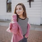 Rona Özkan Instagram - Wahrer Reichtum - besteht für mich nicht aus Geld oder materiellem Besitzt . Viel mehr sind es doch die Menschen um uns herum, die uns verzaubern und unser Leben bereichern. Deshalb sollten wir die grundlegenden Dinge mehr in den Fokus stellen. Den Moment & das Dasein genießen. Das Gesundsein schätzen, Dankbarkeit zeigen für die Verbindung zu anderen Menschen und die Zeit, die wir gemeinsam haben. Natürlich verfangen wir uns auch in den Alltagsproblemen. Die Kunst ist nur, sich trotzdem immer wieder bewusst zu machen, worum es eigentlich geht. Also sage ich an dieser Stelle auch einfach mal Danke. Habt einen schönen Abend ihr Herzis ❤️ ||shot by @pins_view_photography