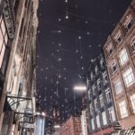 Rona Özkan Instagram - "Oh how you shine... with your heart full of moonlight, and your soul full of stars..." || Das Schönste für mich an Weihnachten ist das Zusammensein mit der Familie. Ein Gefühl von Geborgenheit und der Klang lachender Stimmen. Einem Bauch, prall gefüllt mit Köstlichkeiten und die strahlenden Augen meiner Liebsten, wenn sie ihre Geschenke auspacken. 🌟🎄❄️👨‍👩‍👧‍👦 #christmas #lights #a #sky #full #of #stars #family #time #cosy #feeling #happy #girl Innenstadt Hamburg